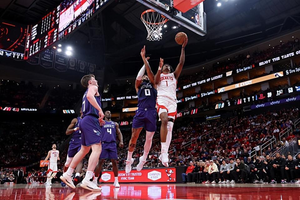 后场新星根本不适合打控卫，结果火箭竟然还不引进一名组织者？