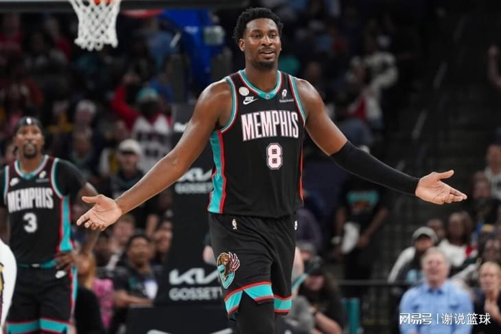 美媒支招勇士做5换1交易，可追19+6内线，出三替补+两首轮签？