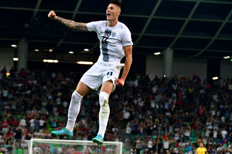 开云官网-💥TA长文揭秘蓝军夏窗内幕：疯狂引援、斯特林、“炸弹小队”…